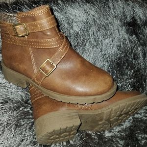 Size 11 girls ankle boots brown- NEVER WORN